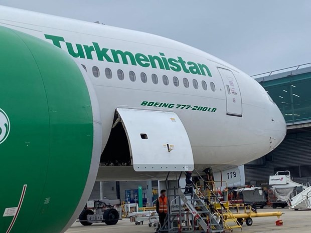 Un avión de carga de Turkmenistan Airlines en el aeropuerto de Londres Stansted, antes de partir rumbo a Vietnam. (Foto: VNA)