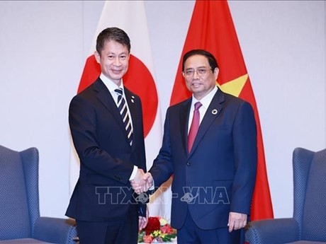 El primer ministro de Vietnam, Pham Minh Chinh, (D) y el gobernador de Hiroshima, Yuzaki Hidehiko. (Fuente: VNA)