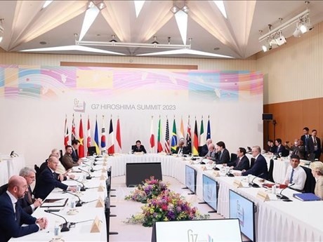 Delegados en la sesión “Hacia un mundo de paz, estabilidad y prosperidad” en el marco de la Cumbre ampliada del G7 en Japón (Fuente: VNA)