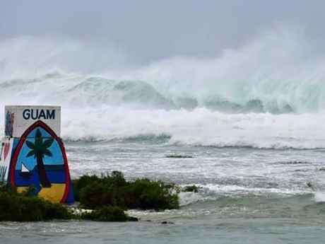 Grandes olas en la costa este de la isla Guam. (Fuente: AP)