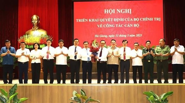 El secretario adjunto permanente del Comité partidista provincial de Ha Giang Thao Hong Son felicitó al secretario interino de esa organización, Nguyen Manh Dung. (Foto: VNA)