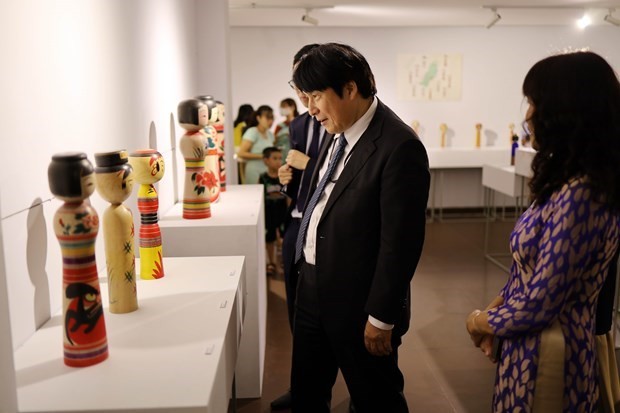 El cónsul general de Japón en Da Nang, Yakabe Yoshinori y visitantes en la exposición. (Fotografía: VNA)