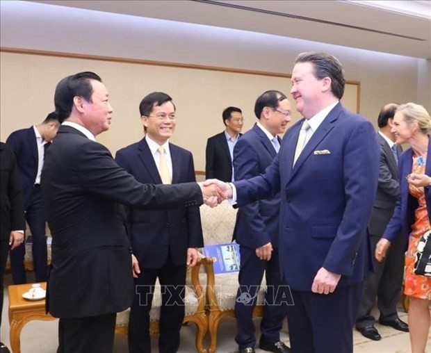 El viceprimer ministro vietnamita Tran Hong Ha (izquierda) y el embajador de Estados Unidos en Vietnam, Marc E. Knapper. (Foto: VNA)