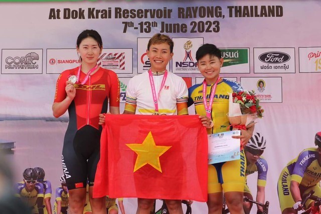 Nguyen Thi That (en el centro) defendió con éxito la medalla de oro. (Foto: toquoc.vn)