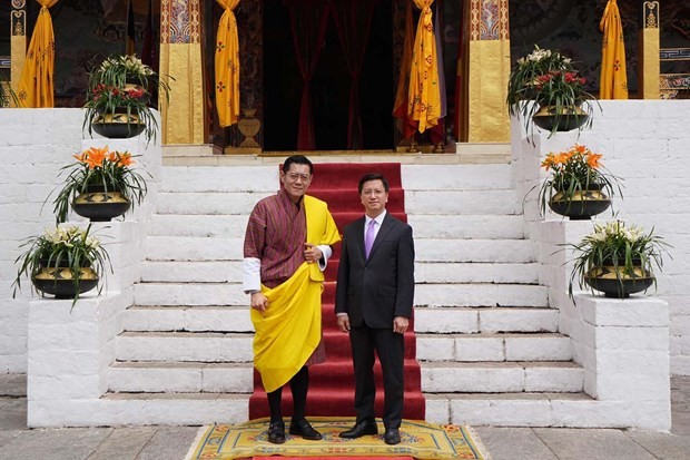 El rey butano, Jigme Khesar Namgyel Wangchuck, y el embajador de Vietnam en la India, concurrente en Nepal y Bután, Nguyen Thanh Hai (Foto: baoquocte.vn)