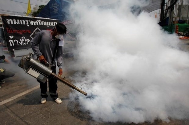 Trabajadores sanitarios realizan fumigación contra mosquitos. (Foto: Reuters)