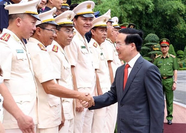 El presidente vietnamita, Vo Van Thuong, elogió a 140 colectivos e individuos destacados en el movimiento nacional de lucha contra las drogas. (Foto: VNA)