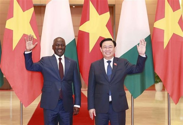 El presidente de la Asamblea Nacional de Vietnam, Vuong Dinh Hue, recibe a su homólogo de Costa de Marfil, Adama Bictogo. (Foto: VNA)