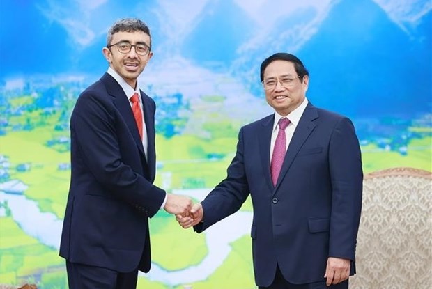 El primer ministro de Vietnam, Pham Minh Chinh (derecha), y el ministro de Relaciones Exteriores de los EAU, Sheikh Abdullah bin Zayed Al Nahyan. (Foto: VNA)