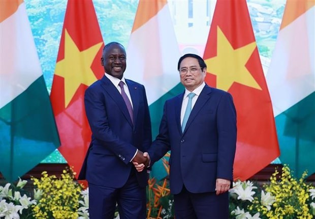 El primer ministro de Vietnam, Pham Minh Chinh (derecha), recibe al presidente de la Asamblea Nacional de Costa de Marfil, Adama Bictogo. (Foto: VNA)