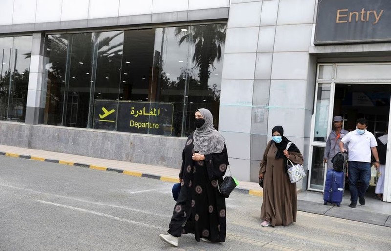 Turistas en el Aeropuerto Internacional de Saná a su llegada a la capital yemení, el 24 de abril de 2022. (Foto: Reuters)