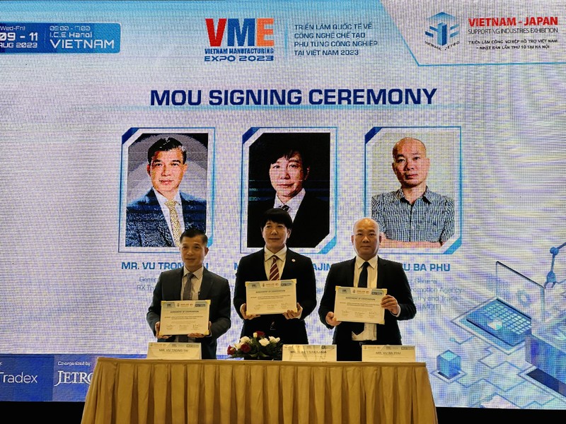 El Departamento de Promoción Comercial, adscrito al Ministerio de Industria y Comercio de Vietnam, la Organización de Comercio Exterior de Japón (JETRO) y la compañía RX Tradex Vietnam firman un acuerdo para organizar las exposiciones. (moit.gov.vn)