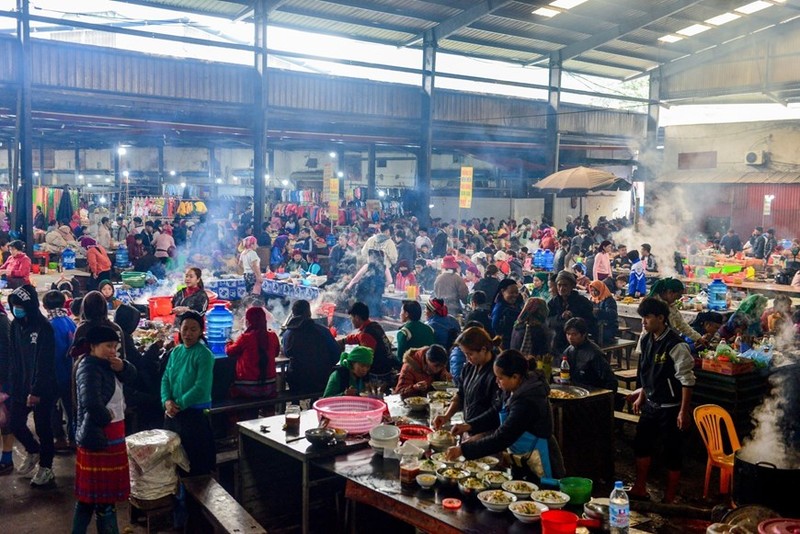 Área de gastronomía en el mercado de Meo Vac en el distrito homónimo, provincia norteña de Ha Giang. (Foto: VNA)