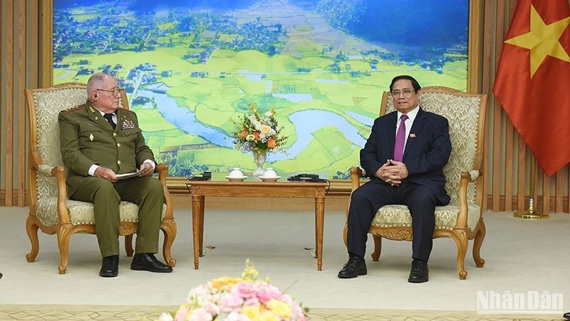 El primer ministro de Vietnam, Pham Minh Chinh (derecha), recibe al general de Cuerpo de Ejército Álvaro López Miera, ministro de las Fuerzas Armadas Revolucionarias de Cuba (Foto: Nhan Dan)