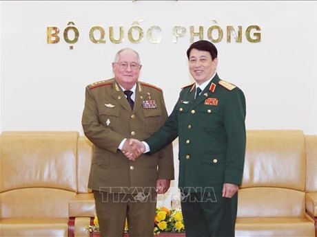 El jefe de la Dirección General de Política del Ejército Popular de Vietnam, general Luong Cuong (derecha), recibe al ministro de las Fuerzas Armadas de Cuba, general de Cuerpo de Ejército Álvaro López Miera. (Foto: VNA)