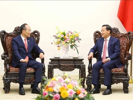 El viceprimer ministro vietnamita Le Minh Khai (derecha) recibe al viceprimer ministro y titular de Economía y Finanzas de Corea del Sur, Choo Kyung-ho. (Foto: VNA)