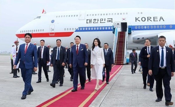 El presidente de Corea del Sur, Yoon Suk Yeol, llega a Vietnam. (Foto: VNA)