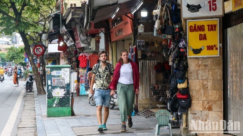 Turistas extranjeros caminan por la calle Hang Dao, Hanói. 