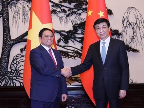 El primer ministro vietnamita, Pham Minh Chinh, se reunió en Beijing con Wang Huning, miembro permanente del Buró Político del Comité Central del Partido Comunista de China (PCCh) y presidente del Comité Nacional de la Conferencia Consultiva Política del Pueblo Chino. (Fuente: VNA)