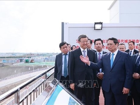 El primer ministro de Vietnam, Pham Minh Chinh, visita la Nueva Área de Xiong'an, en la provincia china de Hebei. (Fuente:VNA)