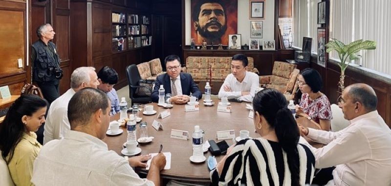 El miembro del Comité Central del Partido Comunista de Vietnam y subjefe de su Comisión de Comunicación y Educación, redactor jefe del periódico Nhan Dan (Pueblo), y presidente de la Asociación de Periodistas de Vietnam, en la reunión con la junta directiva del diario Granma.