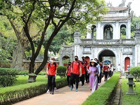 Turistas visitan el Templo de la Literatura de Hanoi (Foto:VNA)