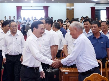 El presidente de Vietnam, Vo Van Thuong, se reúne con votantes de la ciudad central de Da Nang. (Fuente:VNA)