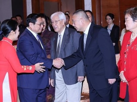 El primer ministro de Vietnam Pham Minh Chinh sostuvo en Beijing un encuentro con personalidades chinas. (Foto: VNA)