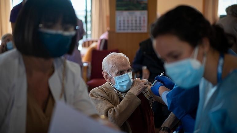 Vacunación de los mayores en Europa. (Foto: AP)