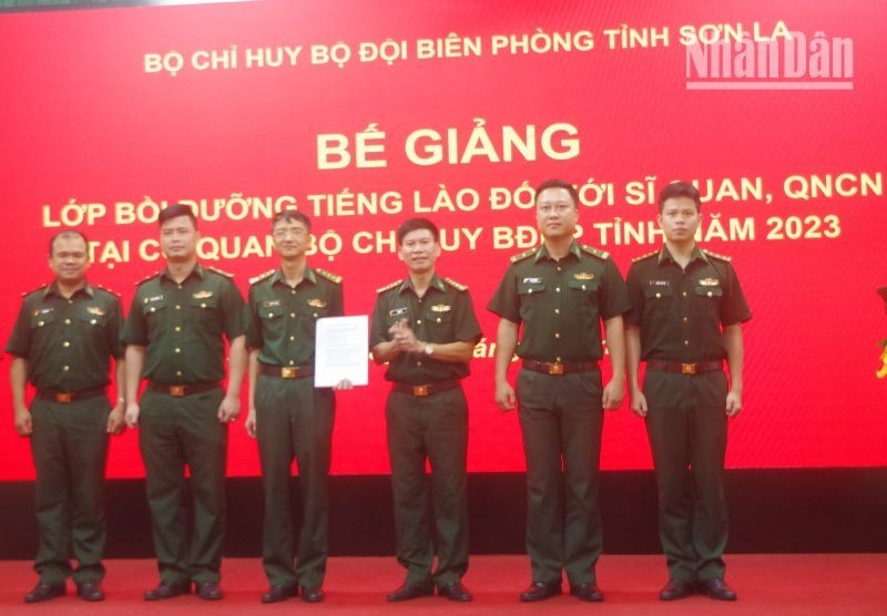 Dirigentes del Comando de la Guardia Fronteriza de Son La entregan certificados a los cursantes. 