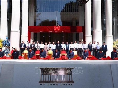El primer ministro vietnamita, Pham Minh Chinh, y los delegados participaron en la ceremonia inaugural del Teatro Ho Guom. (Foto: VNA)