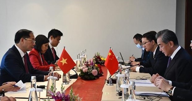 El canciller vietnamita, Bui Thanh Son, se reunió con Wang Yi, miembro del Buró Político del Comité Central del Partido Comunista de China y director de la Oficina de la Comisión de Asuntos Exteriores del rector órgano de esa fuerza política, al margen de la 56 Reunión de Ministros de Relaciones Exteriores de la ASEAN, en Yakarta. (Foto: VNA)