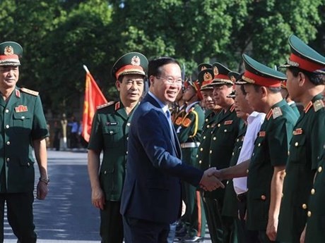 El presidente vietnamita, Vo Van Thuong, y dirigentes del Comando de la Región Militar 2. (Foto: VNA)