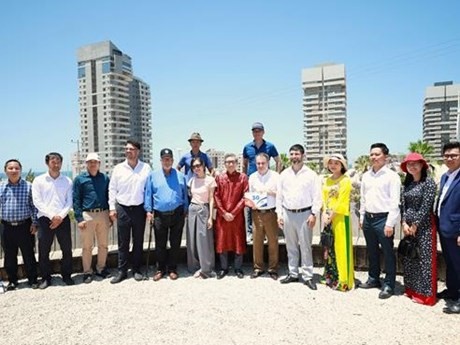 Representantes del Consejo Municipal de Asdod y funcionarios de la misión diplomática de Vietnam en la ceremonia. (Foto: VNA)