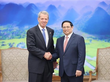 El primer ministro de Vietnam, Pham Minh Chinh (derecha), recibe al gobernador de Nebraska, Jim Pillen. (Foto: VNA)
