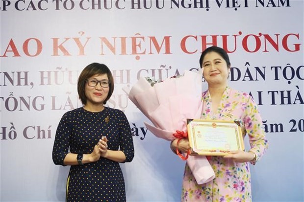 La cónsul general de Malasia en Ciudad Ho Chi Minh, Wong Chia Chiann, recibe la insignia “Por la Paz y la Amistad entre los pueblos”. (Foto: VNA)