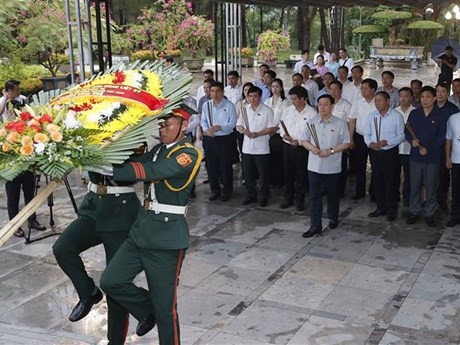 El presidente de la Asamblea Nacional de Vietnam, Vuong Dinh Hue, visita y coloca inciensos en el Cementerio Nacional de Mártires de Truong Son. (Foto: VNA)