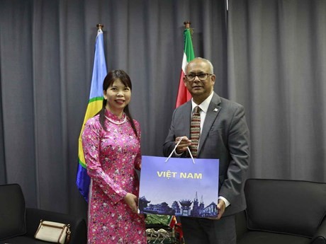 La embajadora de Vietnam en Brasil concurrente en Bolivia, Perú, Guyana y Surinam, Pham Thi Kim Hoa y el canciller surinamés, Albert Ramdin. (Foto: baoquocte.vn)