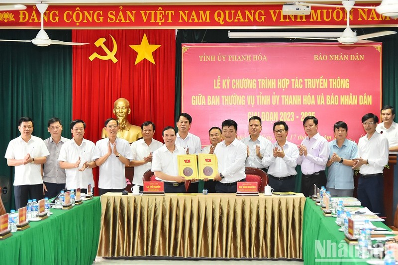 Dirigentes de Nhan Dan y de provincia de Thanh Hoa en el acto de firma. 