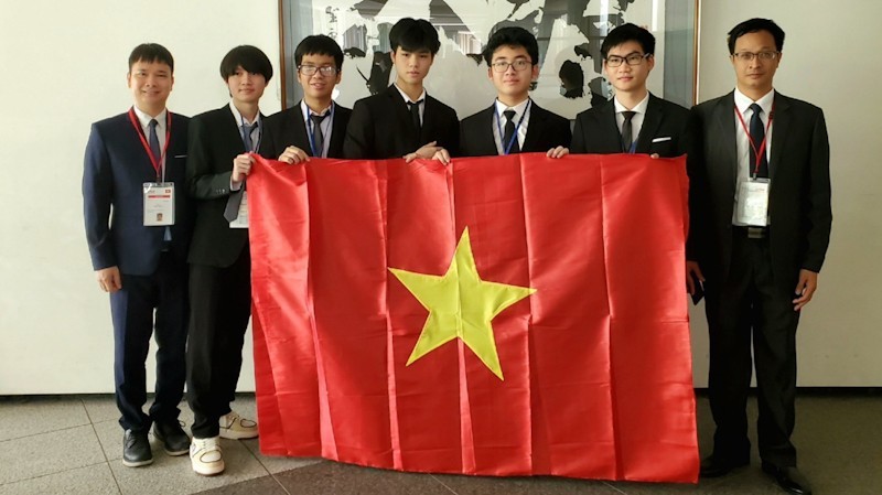 Estudiantes vietnamitas ganadores del concurso. 