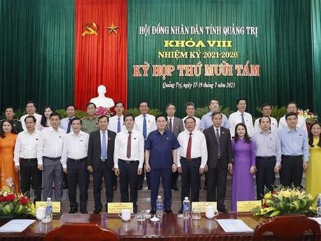 El presidente de la Asamblea Nacional, Vuong Dinh Hue y los delegados. (Foto: VNA)