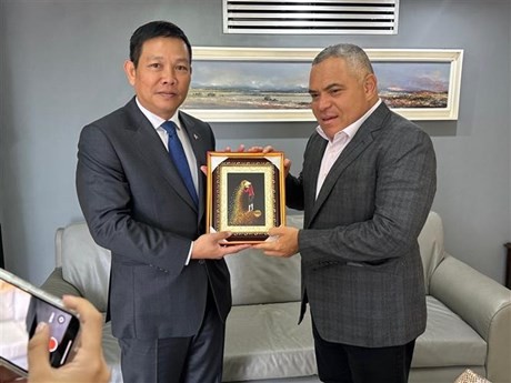 El embajador de Vietnam en Venezuela, Vu Trung My (izquierda), y el gobernador de estado Lara, Adolfo Pereira. (Foto: VNA)