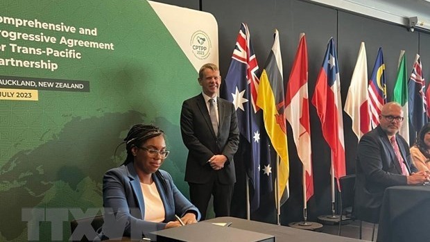 La secretaria británica de Comercio y Empresa, Kemi Badenoch, firma el ingreso de su país al CPTPP en una reunión celebrada el 16 de julio en Auckland, Nueva Zelanda. (Foto: RNZ/VNA)