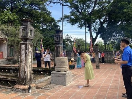 Participantes en Campamento Veraniego de Vietnam 2023 rinden homenaje a antepasados. (Foto:VNA)