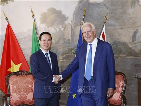 El presidente de Vietnam, Vo Van Thuong, y el presidente de Toscana, Eugenio Giani. (Foto :VNA)