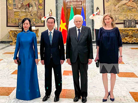 El presidente vietnamita, Vo Van Thuong, su conyúge, y el presidente italiano, Sergio Mattarella, y su hija en el evento. (Foto: Periódico Tien Phong)