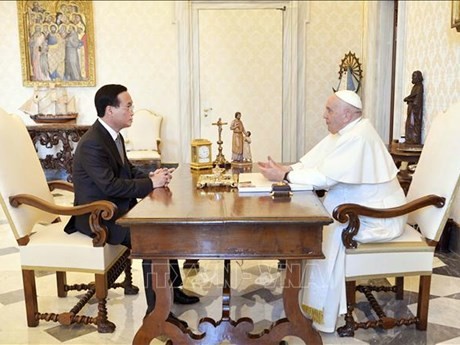 El presidente vietnamita, Vo Van Thuong, y el Papa Francisco. (Foto: VNA)