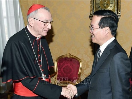 El presidente de Vietnam, Vo Van Thuong, y el cardenal Pietro Parolin, secretario de Estado del Vaticano. (Foto: VNA)