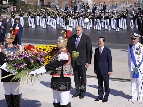 El presidente de Vietnam, Vo Van Thuong, deposita una ofrenda floral en el Momumento Nacional a Víctor Manuel II. Foto: VNA)