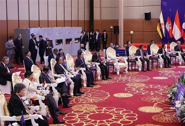 El primer ministro vietnamita, Pham Minh Chinh, y dirigentes de los países de la ASEAN dialogaron el noviembre de 2022 con representantes de la juventud del bloque en Phnom Penh, Camboya. (Foto: VNA)